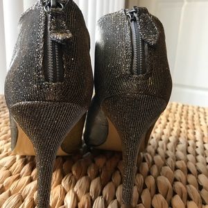 Too beautiful to sit in my closet 🌺 Wore once.